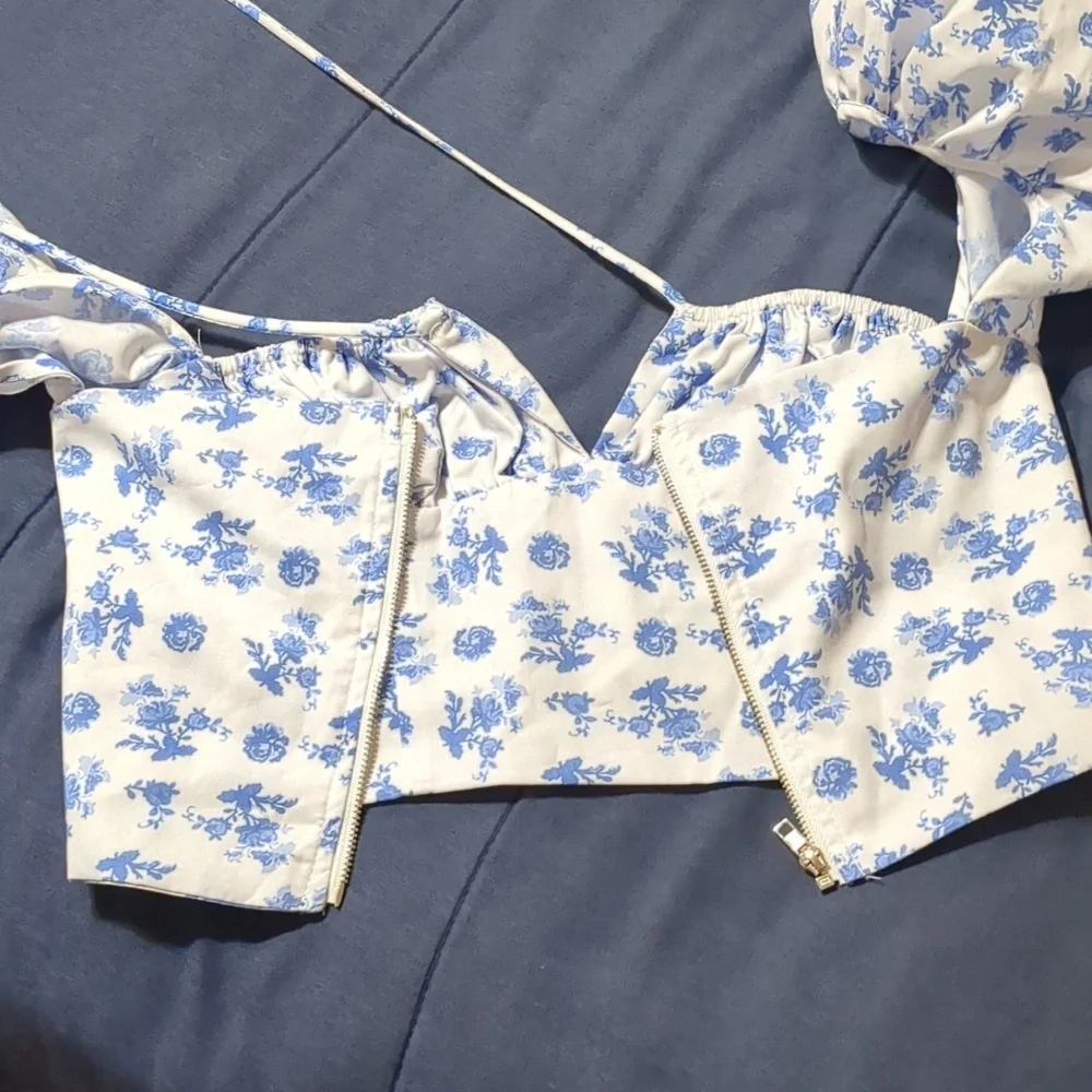 Goodnight Macaroon Floral White And Blue Long Sleeve Crop Top Size Small - Picture 8 of 14